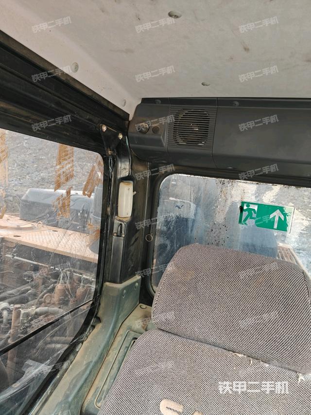 行走控制手柄和踏板 俯拍（驾驶室部分）