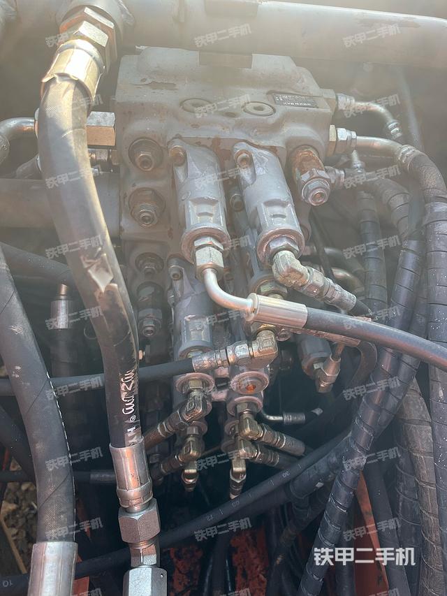 回轉(zhuǎn)馬達(dá)和主控閥（整機(jī)外觀）