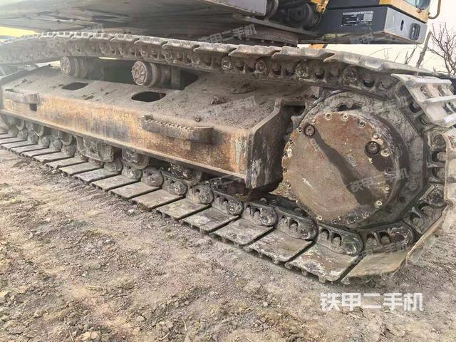 單側(cè)履帶整體(整機外觀) 單側(cè)履帶整體(整機外觀)