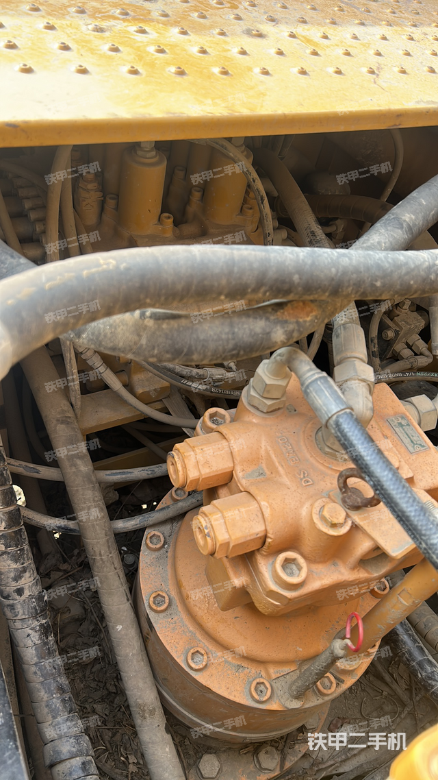 回转马达和主控阀（整机外观）