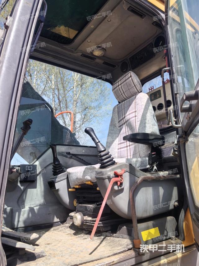 駕駛室整體(整機外觀) 駕駛室整體(整機外觀)