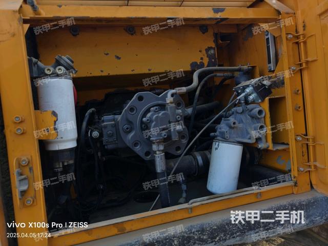 液壓泵艙室正面整體(整機(jī)外觀) 液壓泵艙室正面整體(整機(jī)外觀)