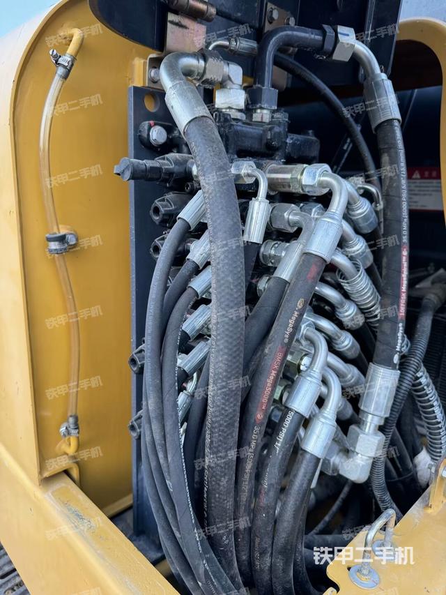 回轉(zhuǎn)馬達(dá)和主控閥(整機(jī)外觀) 回轉(zhuǎn)馬達(dá)和主控閥(整機(jī)外觀)