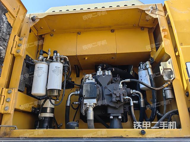 液压泵舱室正面整体（整机外观）