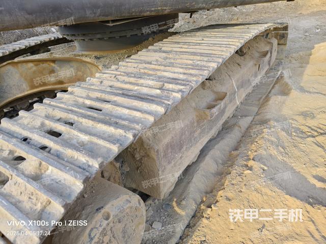 單側(cè)履帶整體(整機(jī)外觀) 單側(cè)履帶整體(整機(jī)外觀)