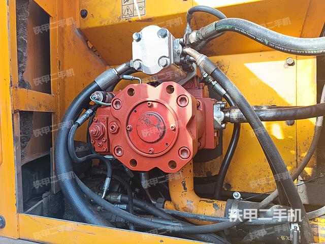 液压泵舱室正面整体（整机外观）