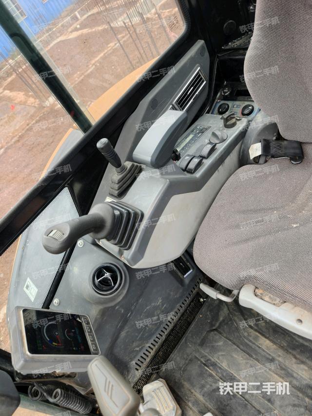 座椅右側(cè)控制臺(tái)/鑰匙門(mén)/油門(mén)/含右手柄（駕駛室部分）