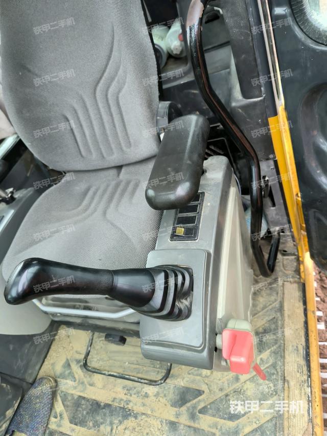 座椅左側(cè)控制臺/音響/含左手柄（駕駛室部分）