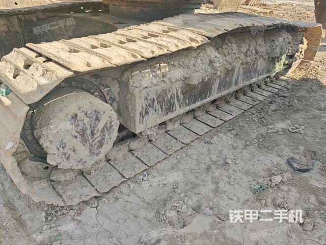 單側(cè)履帶整體(整機(jī)外觀) 單側(cè)履帶整體(整機(jī)外觀)