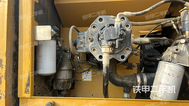 液压泵舱室正面整体（整机外观）