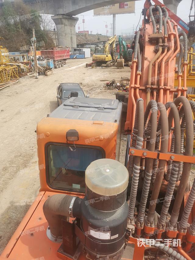 駕駛室頂部（整機外觀）