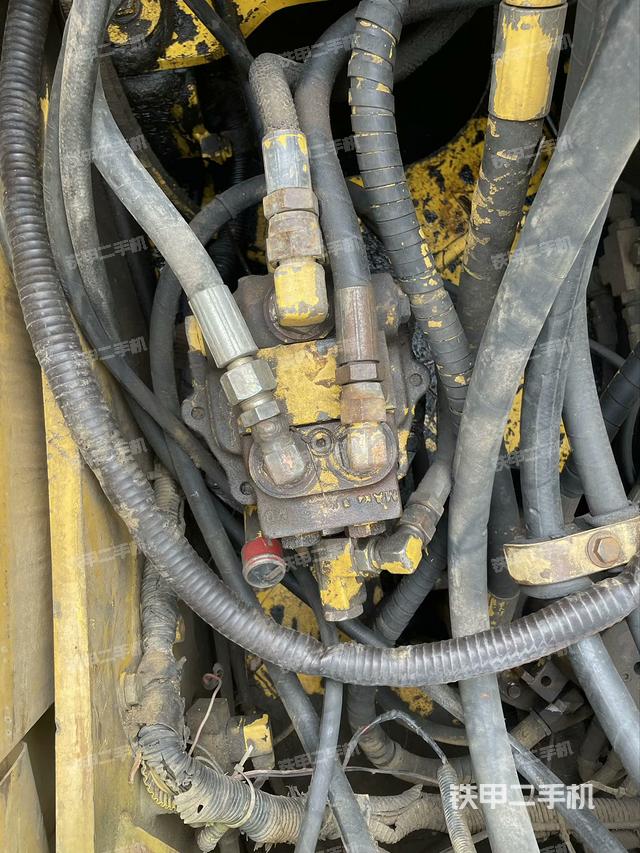 回轉(zhuǎn)馬達(dá)和主控閥（整機(jī)外觀）