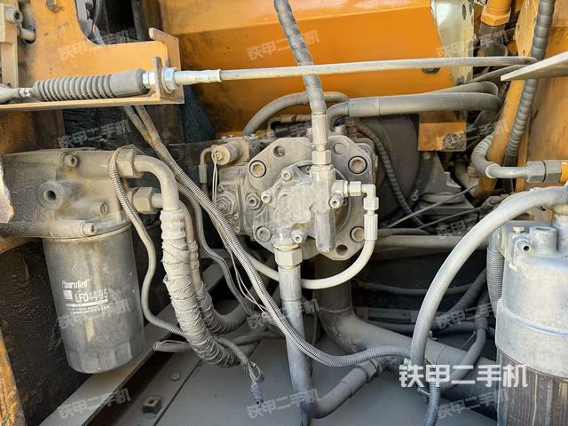 液壓泵艙室正面整體(整機外觀) 液壓泵艙室正面整體(整機外觀)