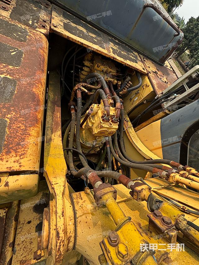 回转马达和主控阀（整机外观）