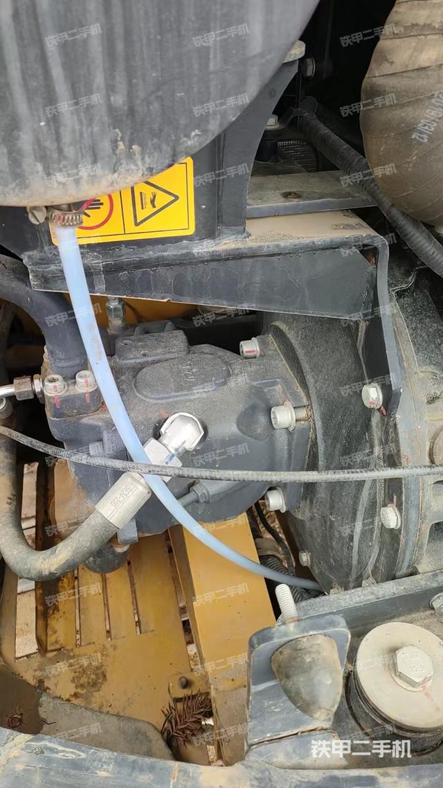 液压泵舱室正面整体（整机外观）