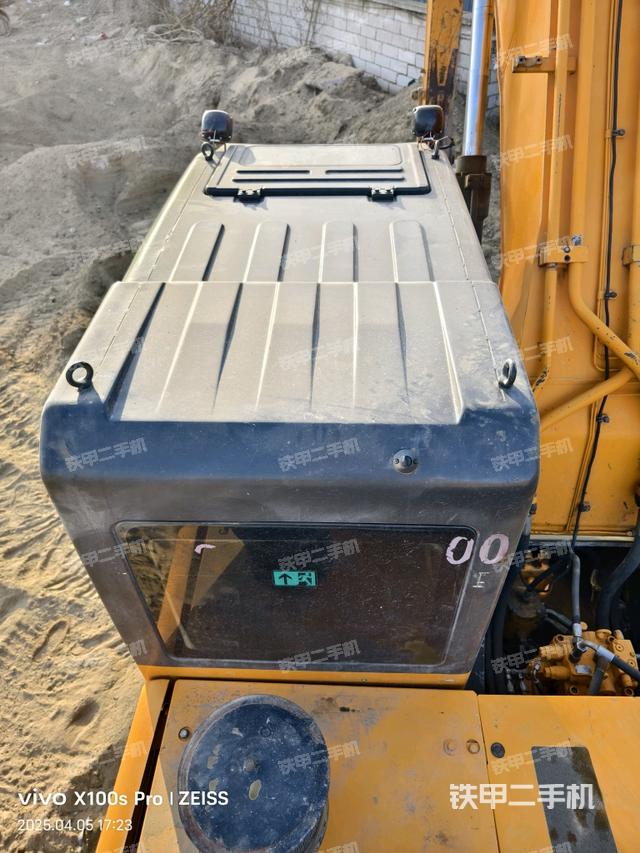 駕駛室頂部(整機(jī)外觀) 駕駛室頂部(整機(jī)外觀)