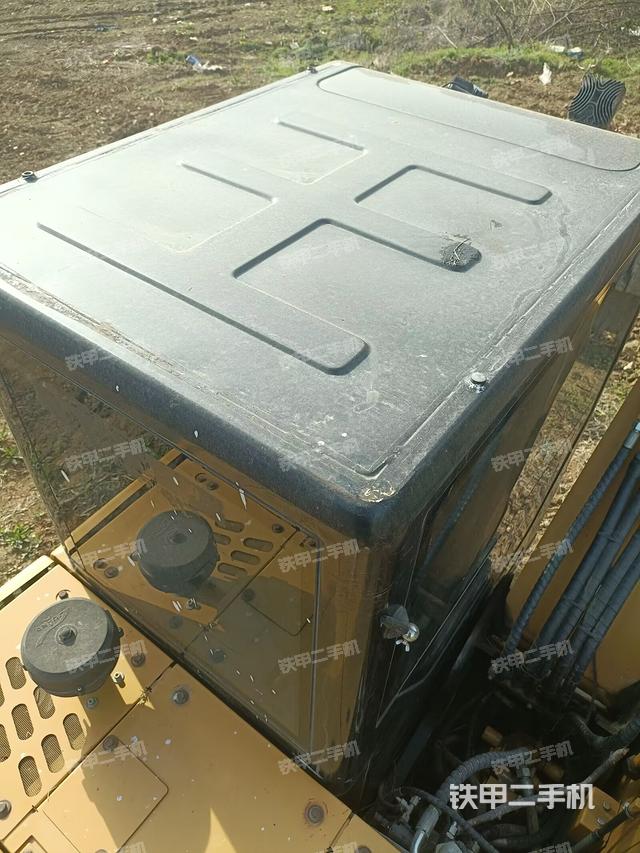 駕駛室頂部(整機(jī)外觀) 駕駛室頂部(整機(jī)外觀)