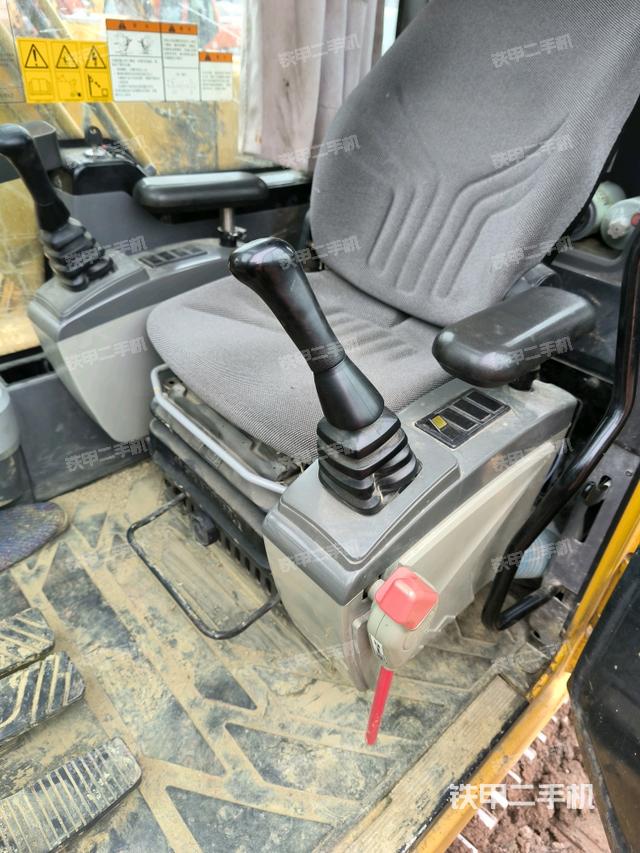 行走控制手柄和踏板?俯拍（駕駛室部分）