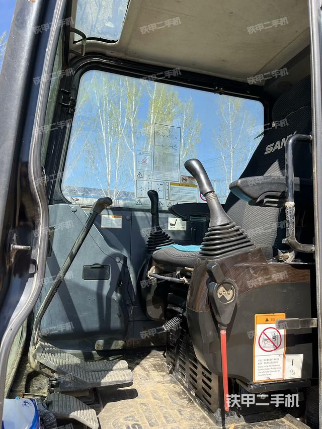 駕駛室頂部（整機外觀）