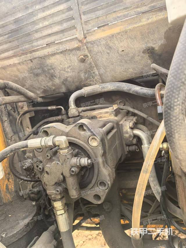 液壓泵艙室正面整體(整機(jī)外觀) 液壓泵艙室正面整體(整機(jī)外觀)