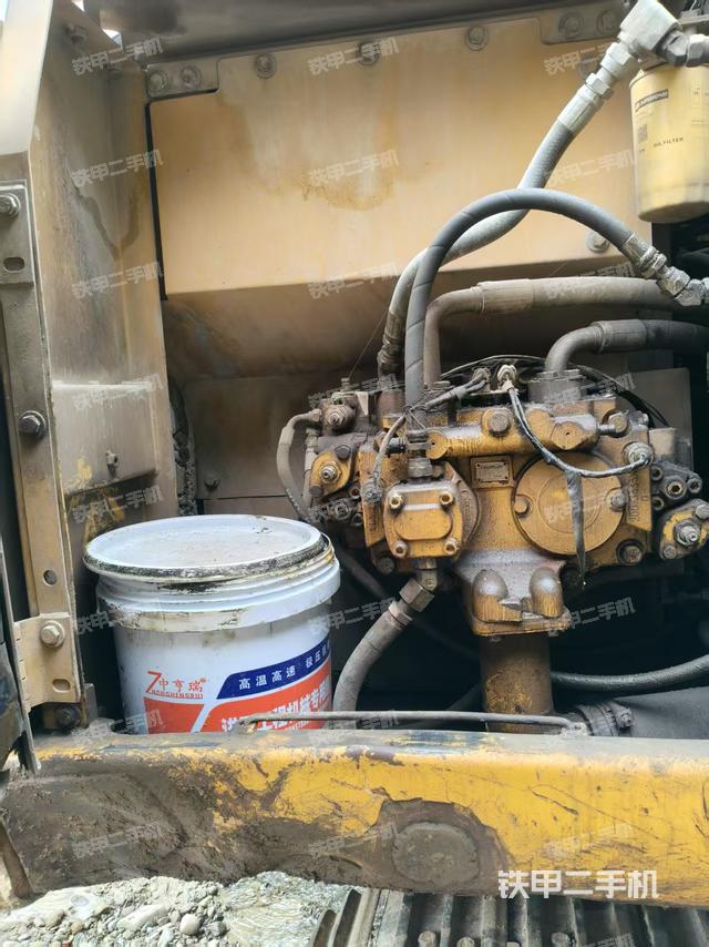 液压泵舱室正面整体（整机外观）