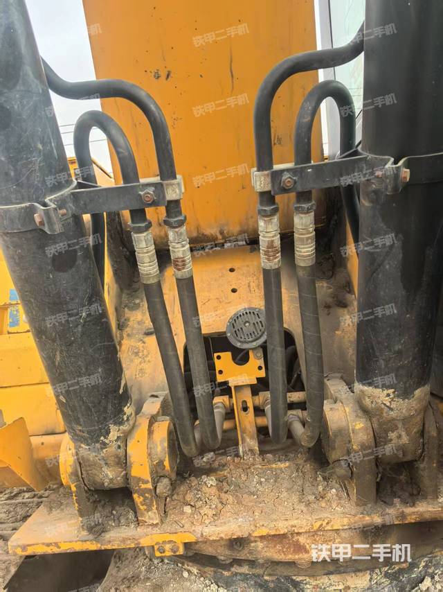 駕駛室整體(整機(jī)外觀) 駕駛室整體(整機(jī)外觀)
