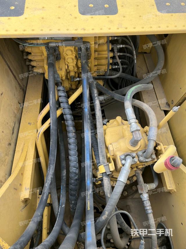 回轉(zhuǎn)馬達(dá)和主控閥（整機(jī)外觀）