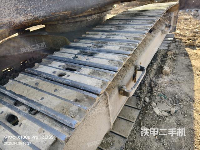 單側(cè)履帶整體(整機外觀) 單側(cè)履帶整體(整機外觀)