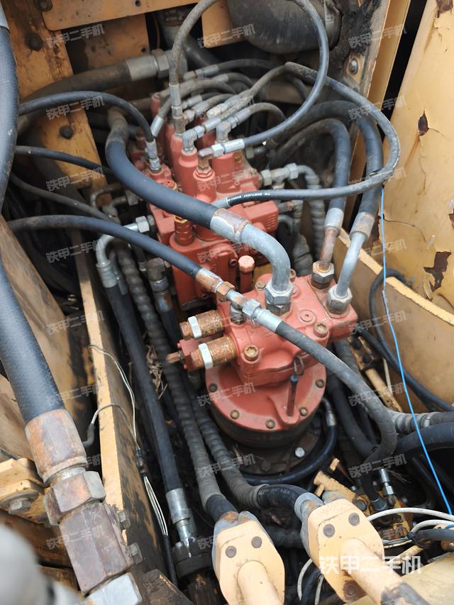 回轉(zhuǎn)馬達(dá)和主控閥（整機(jī)外觀）