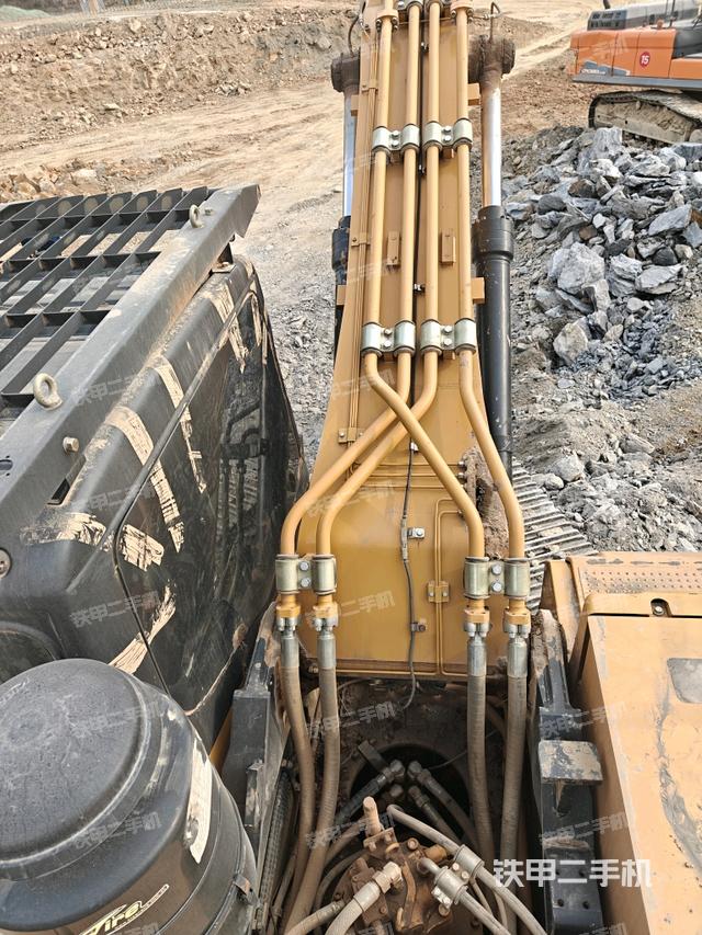 大臂油缸整体 竖拍（工作和回转装置）