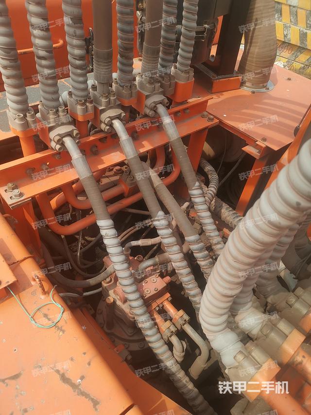 回轉(zhuǎn)馬達和主控閥（整機外觀）