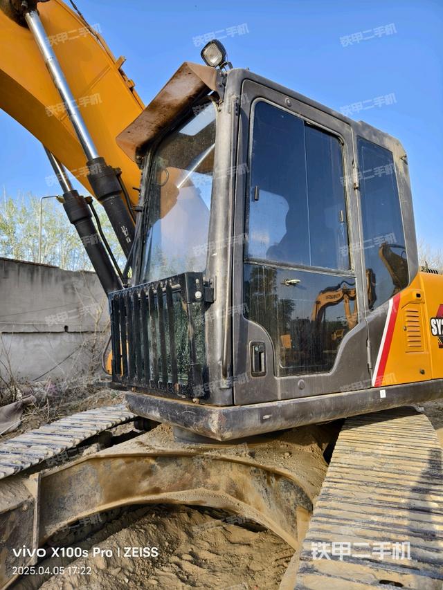 駕駛室整體(整機(jī)外觀) 駕駛室整體(整機(jī)外觀)