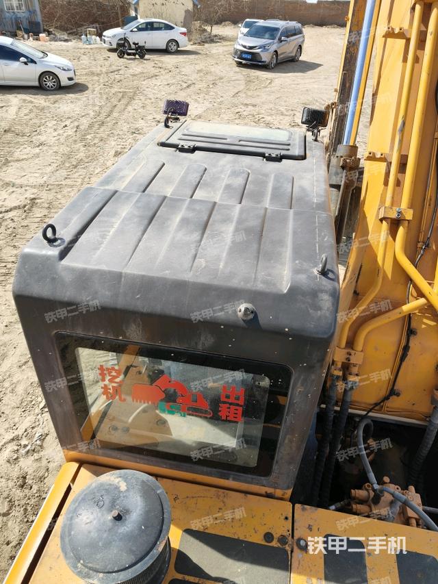 駕駛室頂部(整機(jī)外觀) 駕駛室頂部(整機(jī)外觀)