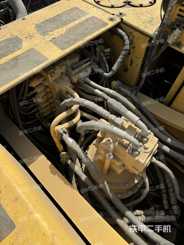 回轉(zhuǎn)馬達(dá)和主控閥（整機(jī)外觀）