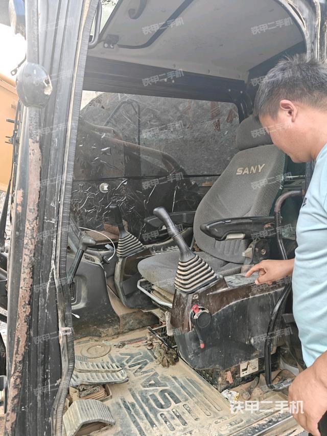 后窗玻璃角标（驾驶室部分）