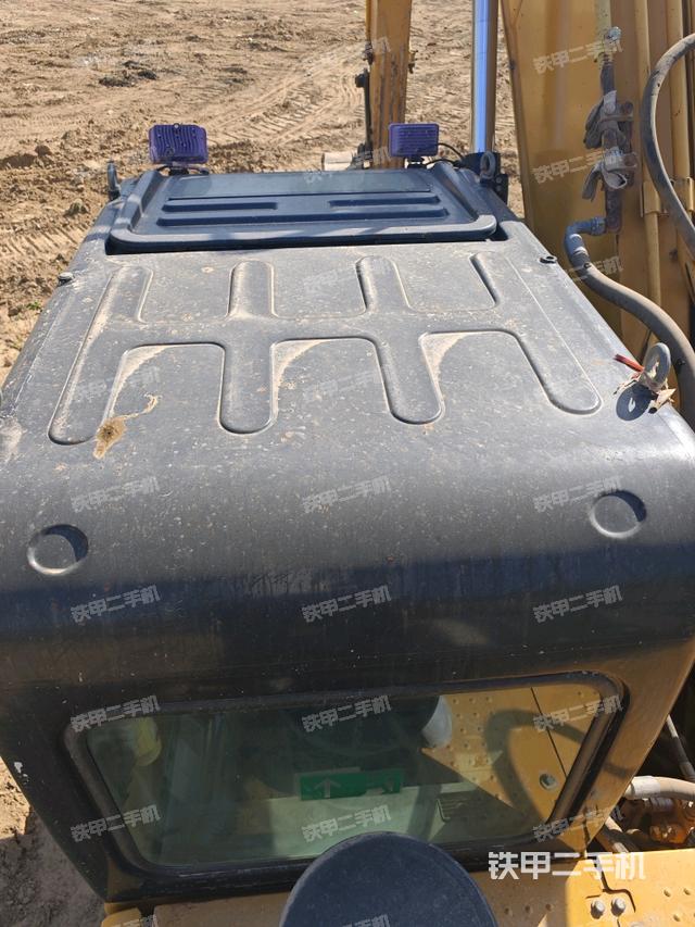 駕駛室頂部(整機(jī)外觀) 駕駛室頂部(整機(jī)外觀)