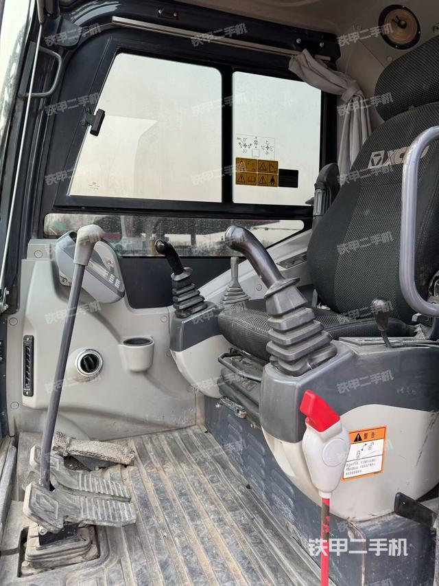 駕駛室頂部(整機(jī)外觀) 駕駛室頂部(整機(jī)外觀)