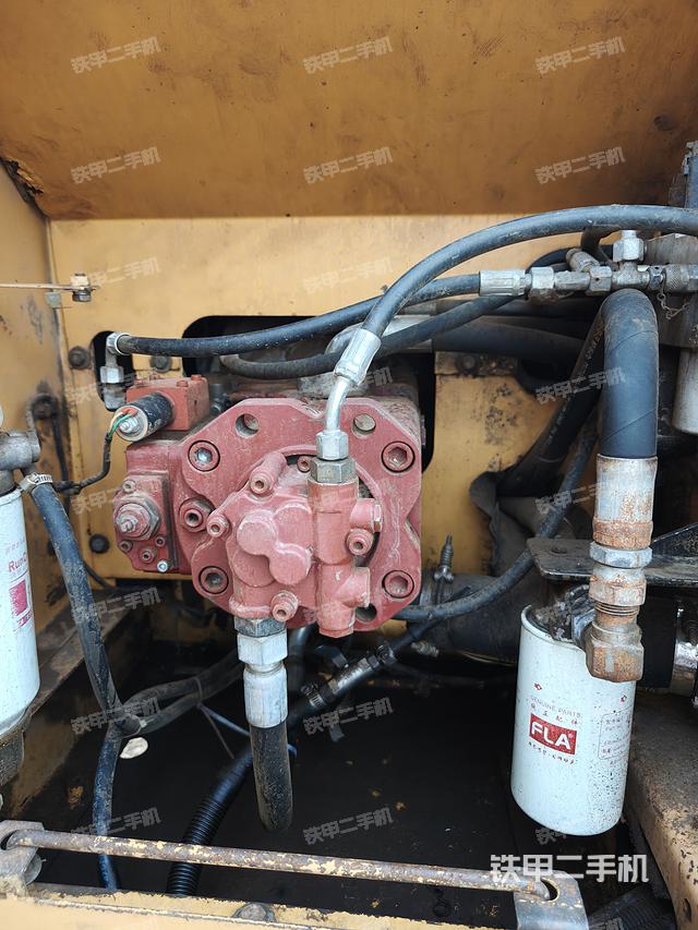 液壓泵艙室正面整體（整機(jī)外觀）