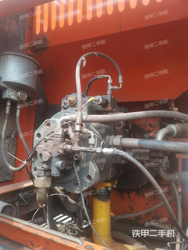 液壓泵艙室正面整體（整機外觀）