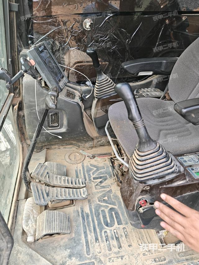 座椅右侧控制台/钥匙门/油门/含右手柄（驾驶室部分）