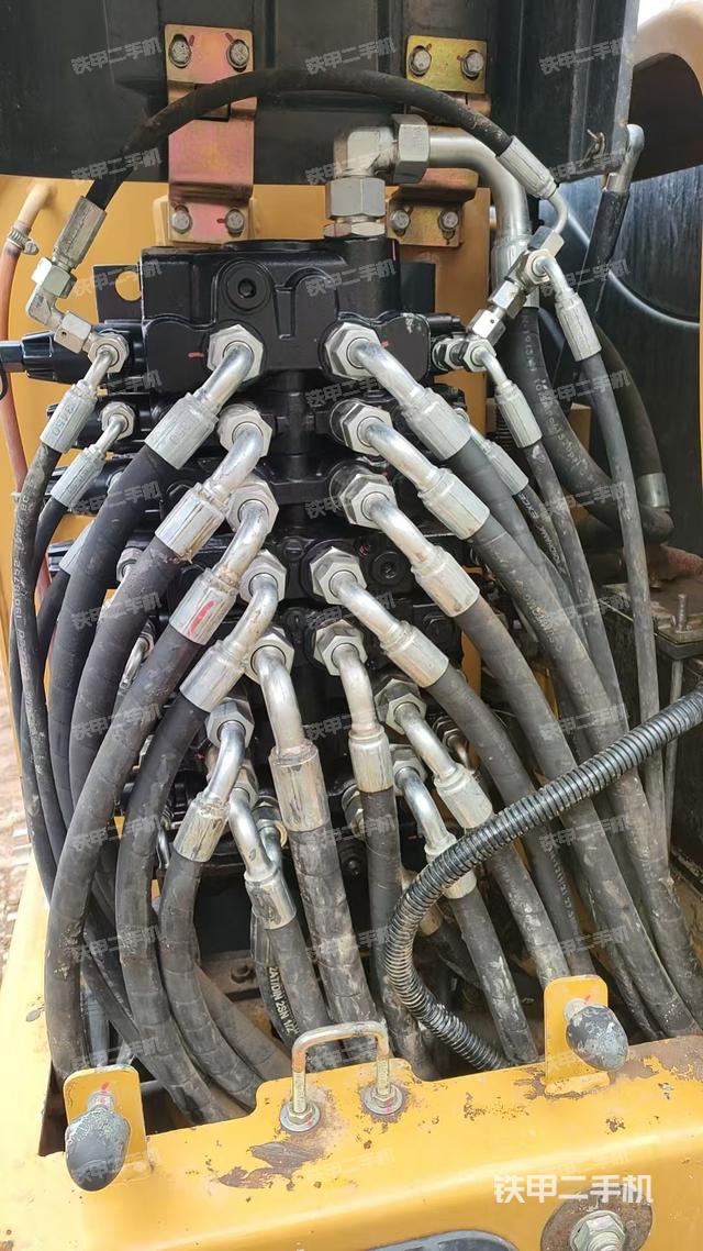 回转马达和主控阀（整机外观）