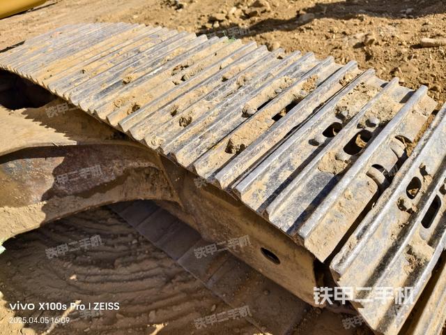 單側(cè)履帶整體(整機(jī)外觀) 單側(cè)履帶整體(整機(jī)外觀)