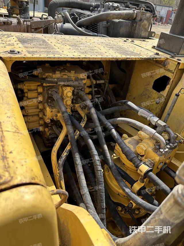 回轉(zhuǎn)馬達(dá)和主控閥（整機(jī)外觀）