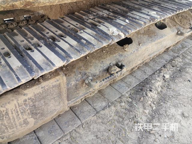 單側(cè)履帶整體(整機外觀) 單側(cè)履帶整體(整機外觀)