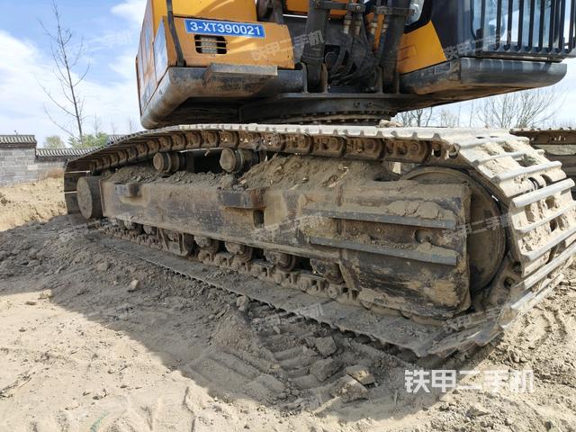 單側(cè)履帶整體(整機(jī)外觀) 單側(cè)履帶整體(整機(jī)外觀)