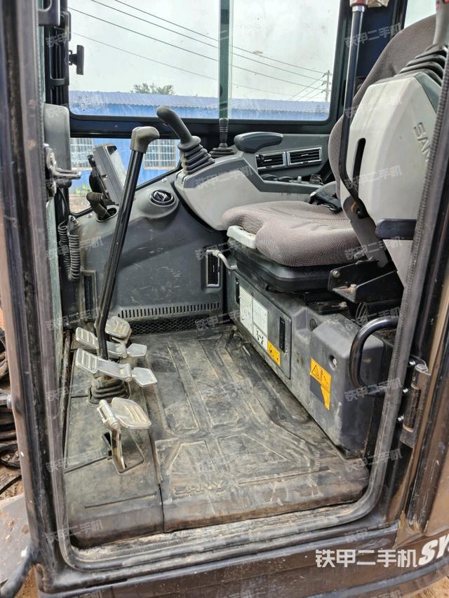 行走控制手柄和踏板?俯拍（駕駛室部分）