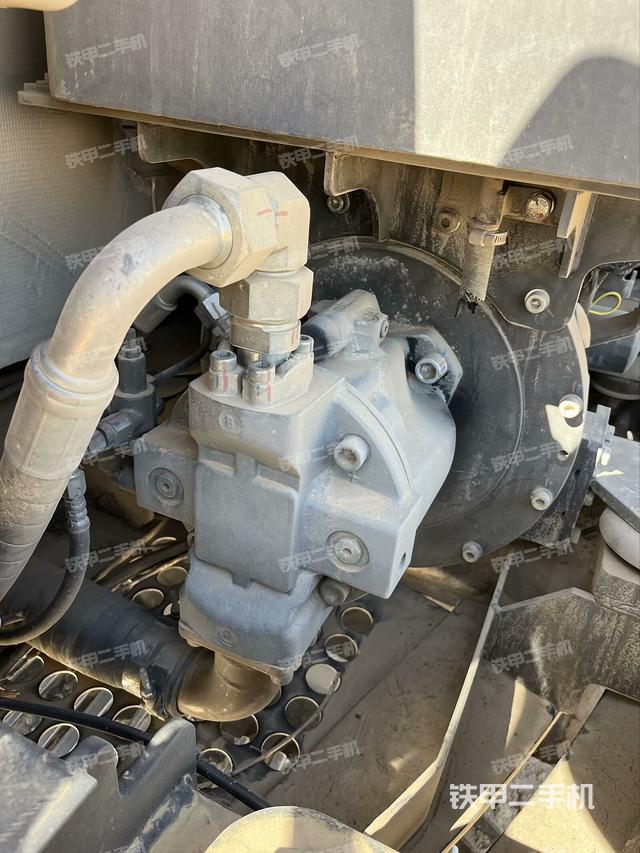 液壓泵艙室正面整體（整機外觀）