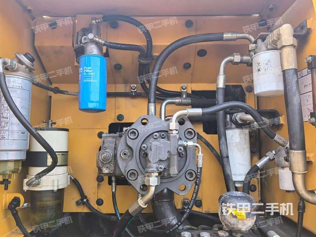 液压泵舱室正面整体（整机外观）