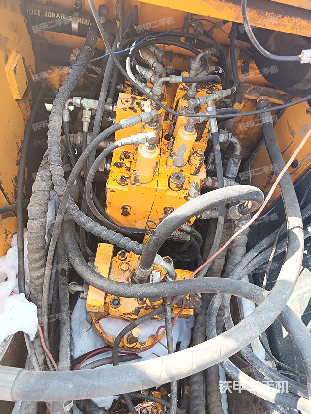 回转马达和主控阀（整机外观）