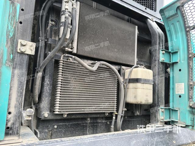 散熱器正面(大件艙室) 散熱器正面(大件艙室)